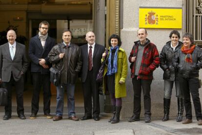 Los promotores de Sortu, a las puertas del Ministerio del Interior tras solicitar la inscripción de la formación el 9 de febrero.