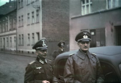 Soldados del Tercer Reich caminan en una de las calles de Oświęcim durante los primeros meses de ocupación alemana en Polonia.
