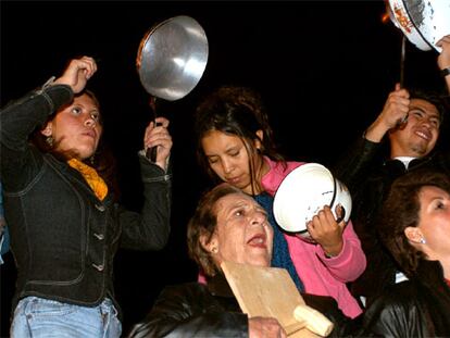 Miles de personas han desafiado al Gobierno con una cacerolada en Quito.