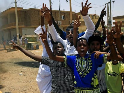 Un grupo de niños sudaneses entonan eslóganes de las protestas junto a una barricada en Jartum. 