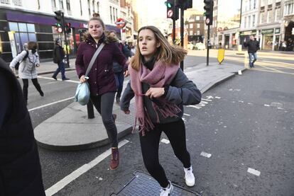 Varios viandantes huyen del puente de Londres tras el incidente de este viernes.