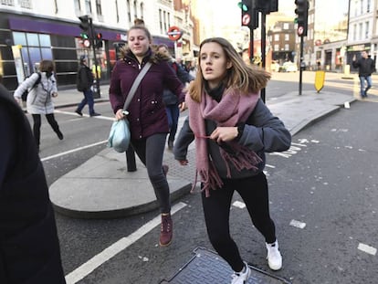 Varios viandantes huyen del puente de Londres tras el incidente de este viernes.