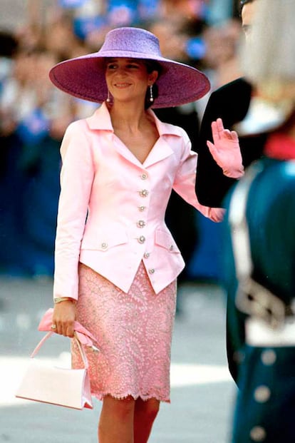 En la boda de su hermana Cristina sorprendió a los asistentes con un elegante conjunto firmado por uno de sus diseñadores favoritos, Christian Lacroix. Catorce años después, el día de la Hispanidad de 2011 repitó 'modelito'.