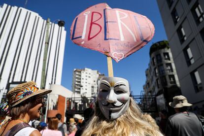 Decenas de miles de franceses han salido por quinto sábado consecutivo a protestar contra el certificado covid