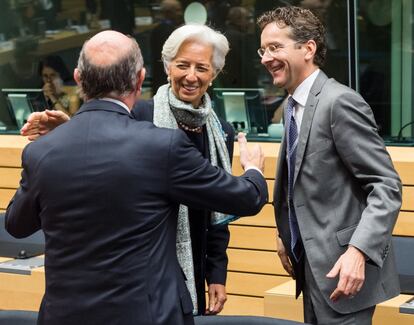 Cumbre especial del Eurogrupo en Bruselas para tratar la crisis griega. En la imagen, la directora del Fondo Monetario Internacional, Christine Lagarde, el ministro de Economía español, Luis de Guindos, y el ministro de Finanzas holandés Jeroen Dijsselbloem en la sede del Consejo Europeo en Bruselas.