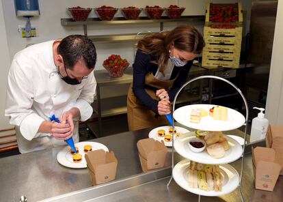 La duquesa de Cambridge prepara unos postres durante su visita a Wimbledon el pasado viernes. 