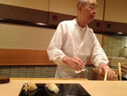 Jiro Ono prepara sushi en su restaurante situado en el metro de Tokio.