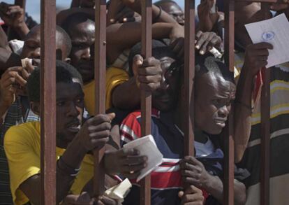 Haitianos intentan obtener sus tarjetas de identidad en Cité Soleil, Puerto Príncipe, en 2010