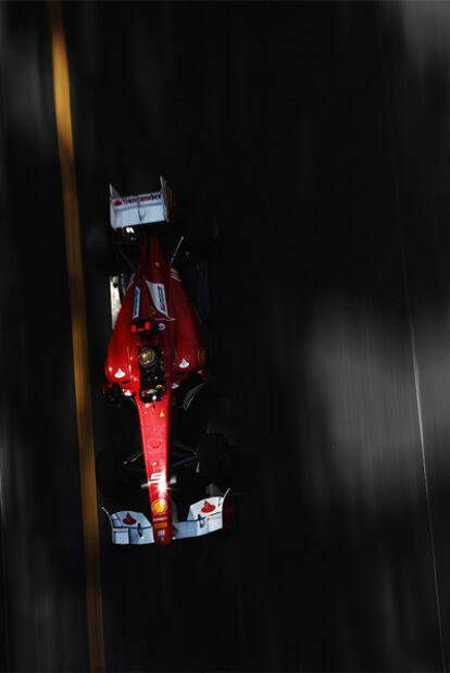 Fernando Alonso, durante la primera sesión de entrenamientos libres.