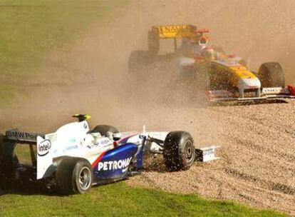 Alonso se sale de la pista en plena curva.