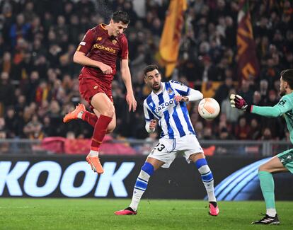 Marash Kumbulla marca el segundo gol de la Roma en el partido contra la Real Sociedad, durante los octavos de final de Europa League, este jueves.