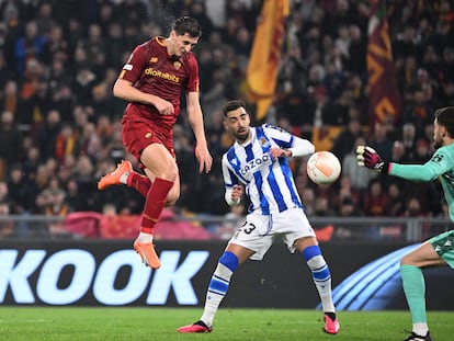 Marash Kumbulla marca el segundo gol de la Roma en el partido contra la Real Sociedad, durante los octavos de final de Europa League, este jueves.