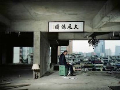 Stanley Wang retrata en la sèrie 'Lan Wei (inacabat)', aquest moment en què sobre l’estructura es posa el més important: la gent.