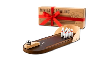 Regalos 15 Amigo invisible sobre fondo blanco.