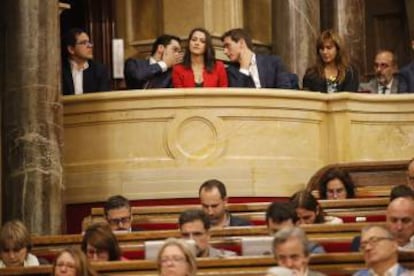 Inés Arrimadas en la tribuna del Parlament, junto a Albert Rivera.