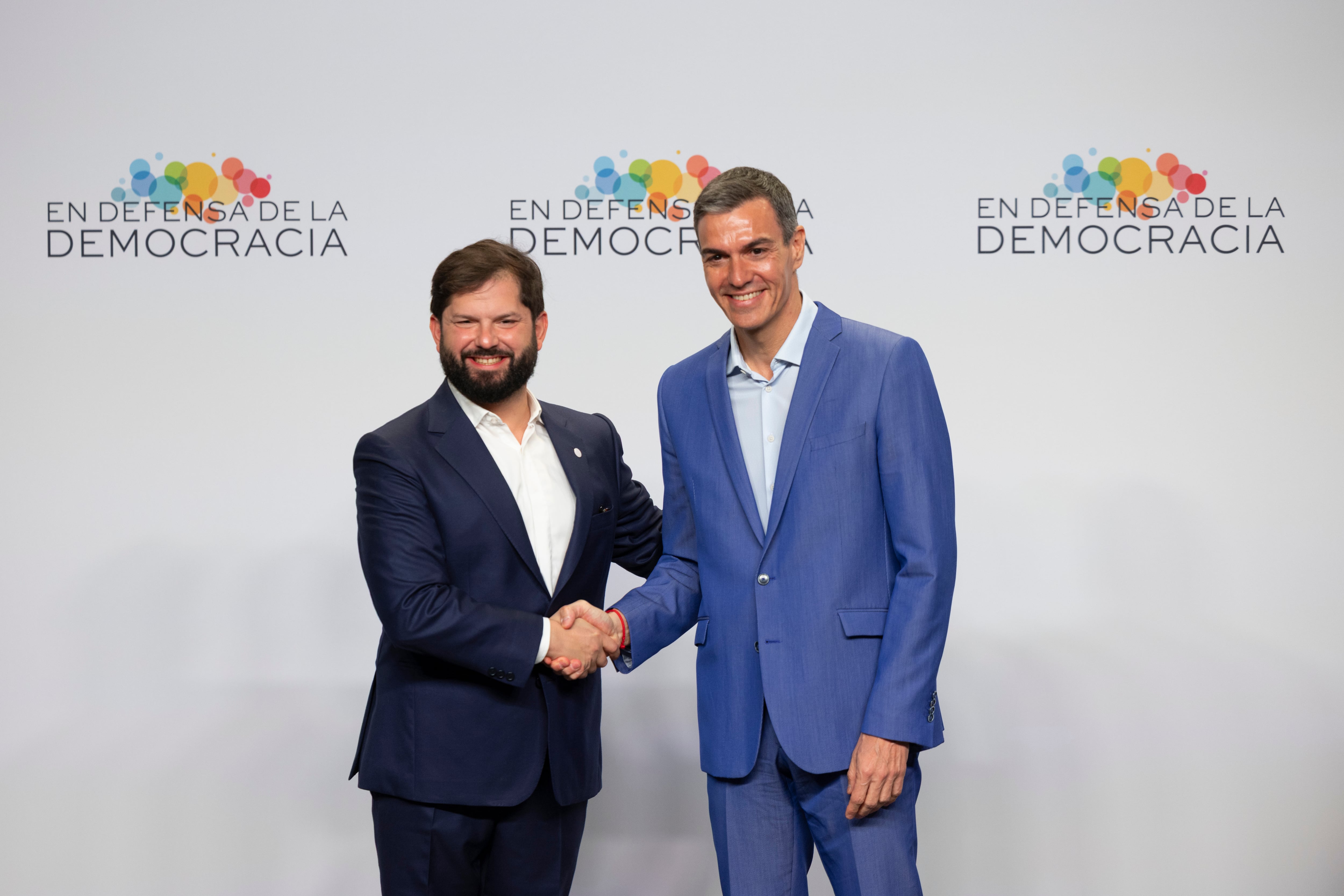 El presidente del Gobierno Español Pedro Sánchez con Gabriel Boric en la primera cumbre internacional de los lideres progresistas en la Fira Gran Via de Barcelona. 