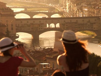 Vistas al Ponte Vecchio desde la plaza de Michelangiolo, en Florencia (Italia).