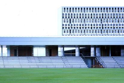 El edificio principal de la Ciudad Deportiva del FC Barcelona, diseñada por Batlle i Roig, desde la zona del campo del primer equipo.