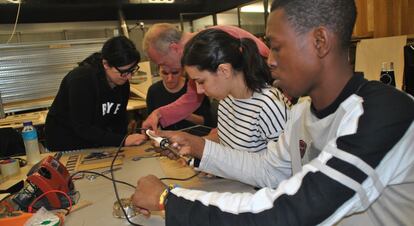 Koukou Elolo Amegayibo trabaja en el taller de Grigri Pixel junto a otros asistentes guiado por el tutor Yago Torroja.