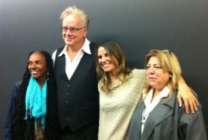 Tim Robbins y Petra Costa (en el centro), tras la proyección de 'Elena' en Los Ángeles este martes.