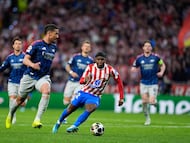Ademola Lookman presiona a Saliba en el partido de ida.