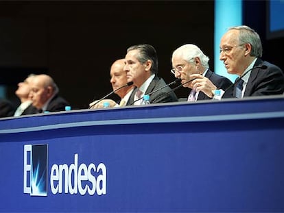 Manuel Pizarro (primero por la derecha), Rafael Miranda y Miguel Blesa, en la última junta general de accionistas de Endesa.