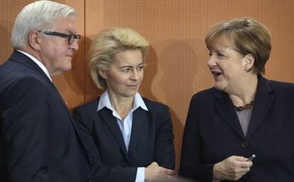 La canciller alemana, Angela Merkel, con los ministros de Defensa, Ursula von der Leyen, y de Exteriores, Frank-Walter Steinmeier, este martes en Berlín.