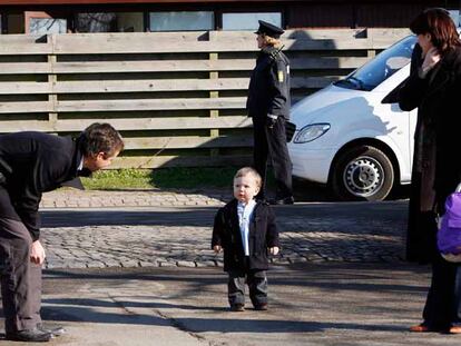 Christian, acompañado por sus padres, al llegar a la guardería.