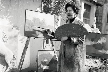 Isabel Santaló, trabajando en su taller en mayo de 1962.