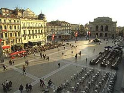 Terrazas de cafés y al fondo l'Opéra Comédie, uno de los teatros más grandes de Francia, en la Place de la Comédie en Montpellier.