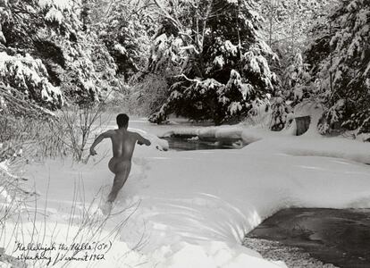 Beard viajó por primera vez a África cuando tenía 17 años, a mediados de los cincuenta, acompañado del bisnieto de Charles Darwin. En la imagen, tomada en 1962, corre desnudo en Vermont (EE UU) hacia las aguas heladas de un pequeño lago.