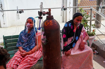 Patients receiving oxygen in Ghaziabad on Wednesday. 