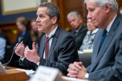 El Vicepresidente de Supervisión de la Reserva Federal, Michael Barr (izda.), con el Presidente de la Corporación Federal de Seguros de Depósitos (FDIC), Martin Gruenberg (dcha.)