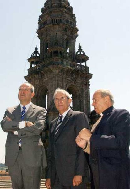 Chaves y Touriño, ayer en Santiago con el canónigo de la catedral.