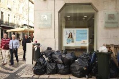 Una pila de bolsas de basura se acumula en las calles de Lisboa (Portugal). EFE/Archivo