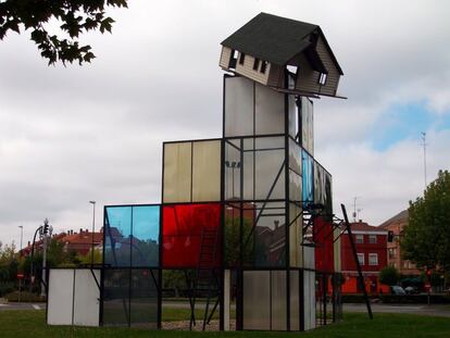 Un decorado de cine que muestra la fachada de un edificio con raíles para las cámaras y, sobre ella, una casita en precario equilibrio. Se sugiere que algo va a suceder, y es el espectador quien debe imaginar el qué. ¿Por qué está la casa ahí? Valladolid, España.