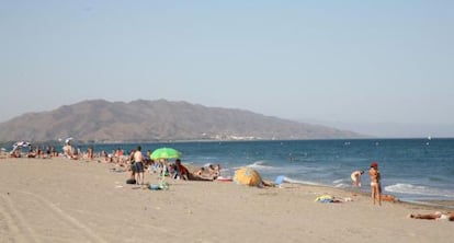 Bañistas en la playa El Playazo de Vera (Almería).