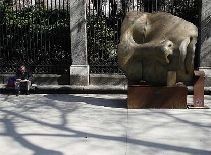 La Grecia clásica desembarca a Madrid de la mano del escultor polaco Igor Mitoraj que, dentro del programa <i>Arte en la Calle</i> de la Obra Social La Caixa, expone hasta el 13 de abril su muestra <i>El mito perdido</i>, compuesta de 26 esculturas monumentales de bronce instaladas en la calle, en concreto en el Paseo del Prado, entre la Cuesta de Moyano y la Plaza Bravo Murillo.