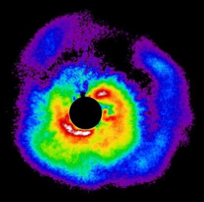 Imagen del disco de la estrella AB Aur (oculta con una máscara negra) con los dos anillos no concentricos existentes (colores azul y morado y naranja y rojo, respectivamente).