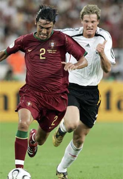 El jugador portugués Paulo Ferreira (izda) y el alemán Marcell Jansen disputan un balón durante el partido Alemania-Portugal por el tercer y cuarto puesto del Mundial de fútbol de Alemania 2006