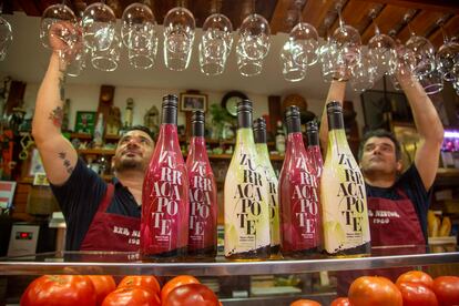 Botellas de Zurracapote tinto y blanco en el bar Néstor de San Sebastián.