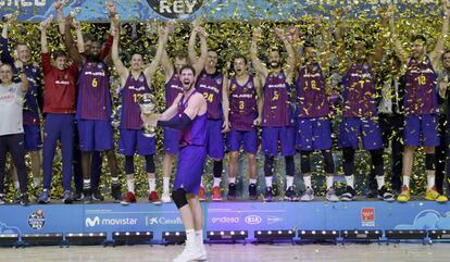 El Barcelona celebra el triunfo, en el WiZink Center. 