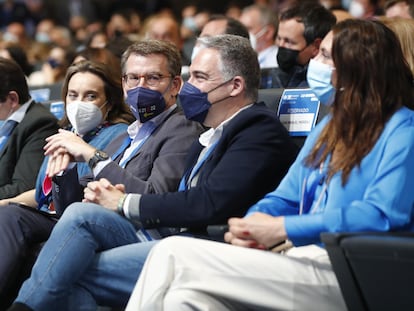 El nuevo coordinador general del PP, Elías Bendodo, junto a Alberto Núñez Feijóo y Cuca Gamarra.