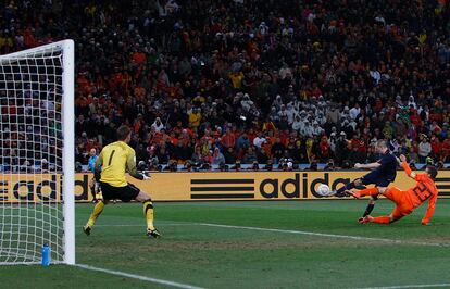 Andrés Iniesta marca el gol de la victoria de España ante Holanda en la final del Mundial de Sudáfrica 2010.