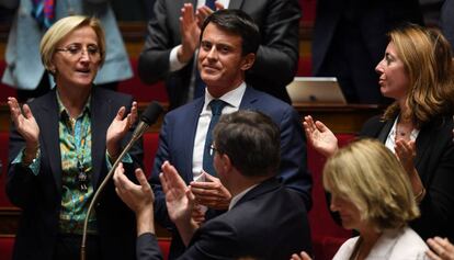 Manuel Valls es aplaudido durante su despedida de la Asamblea Nacional Francesa.