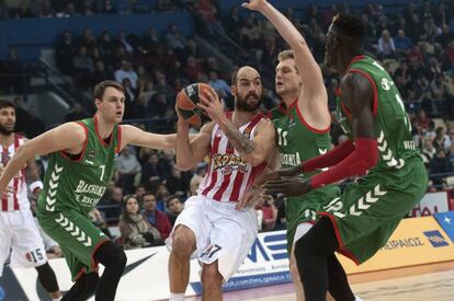 Spanoulis entre la defensa del Baskonia.