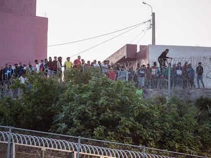 Un grupo de ciudadanos marroquíes intentan llegar a suelo español desde la frontera que separa Melilla y Marruecos, el viernes 21 de mayo.