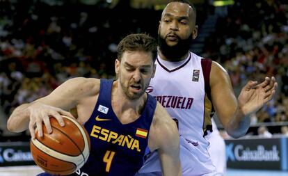 Pau Gasol conduce el bal&oacute;n ante Echenique.