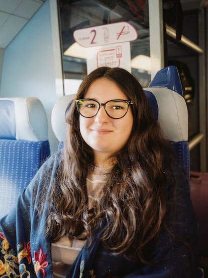  Inès Martínez, on the TGV heading to Nîmes (France).