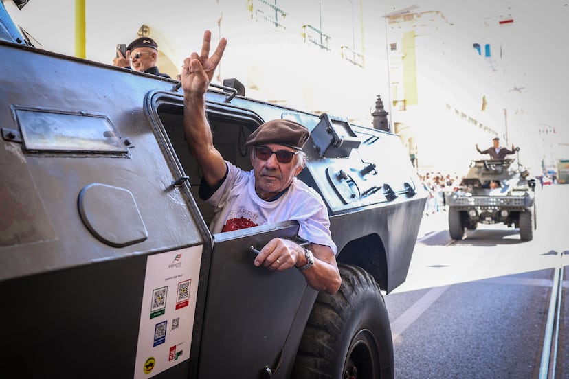 Varios vehículos antiguos llegan a la ceremonia militar, celebrada este jueves en Lisboa por el 50 aniversario de la Revolución de los Claveles.